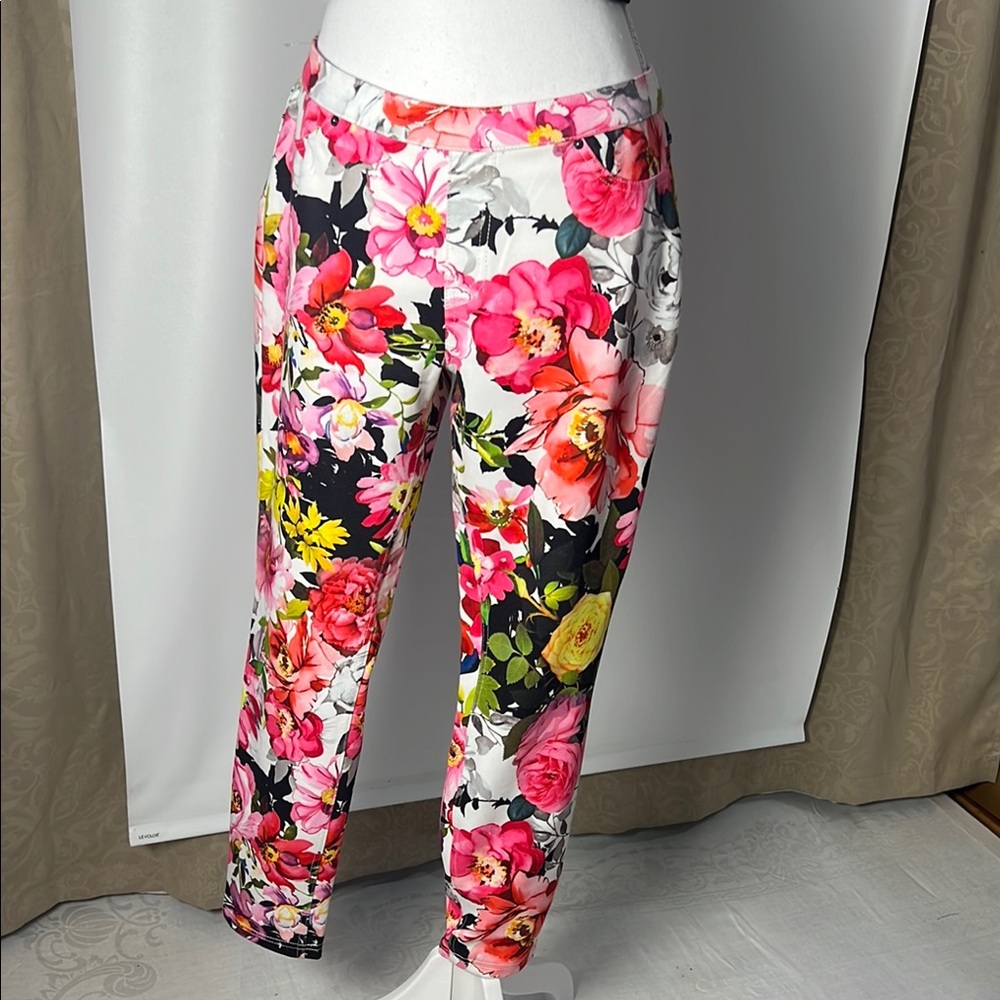 HUE Pink and Red Cropped Floral Pants